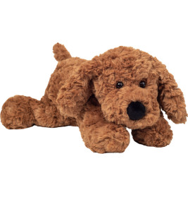 Ein brauner Plüschhund mit Schlappohren liegt auf dem Bauch.
