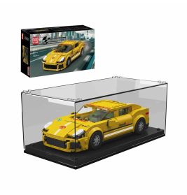 Gelbes Sportwagen-Modell aus Bausteinen in Vitrine, im Hintergrund ist die Verpackung zu sehen.