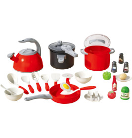 Spielküche mit roten und schwarzen Töpfen, Pfannen, Geschirr, Besteck und Spiellebensmitteln auf weißem Hintergrund.