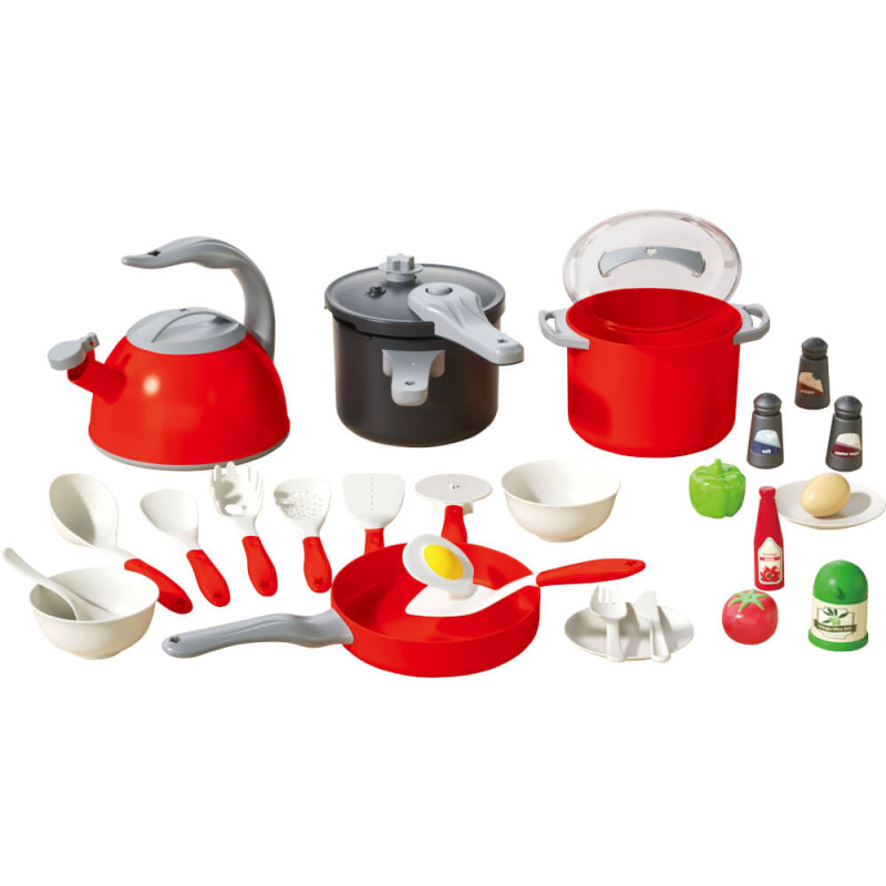 Spielküche mit roten und schwarzen Töpfen, Pfannen, Geschirr, Besteck und Spiellebensmitteln auf weißem Hintergrund.