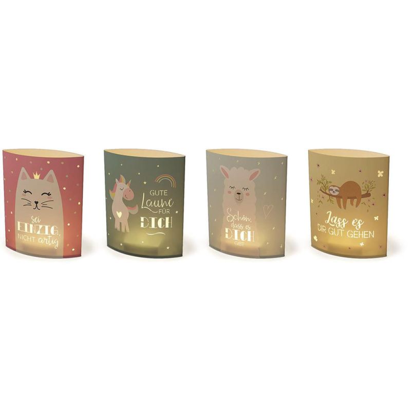 Vier Kerzenhalter mit Tiermotiven und deutschen Sprüchen.