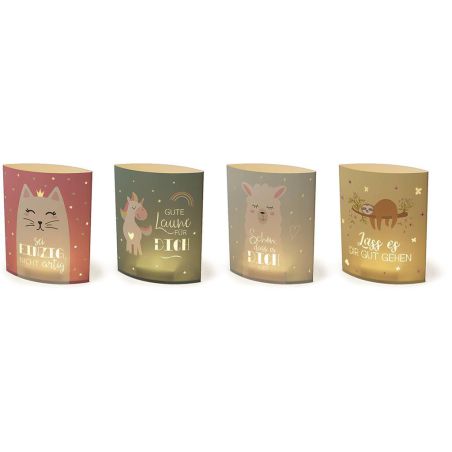 Vier Kerzenhalter mit Tiermotiven und deutschen Sprüchen.