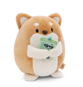 Stofftier eines rundlichen, beige-weißen Hundes mit grünem Getränkekarton und Strohhalm.