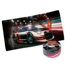 Ein roter Sportwagen mit leuchtenden Lichtern steht auf einem Handtuch neben einem eingerollten Zauber-Handtuch.