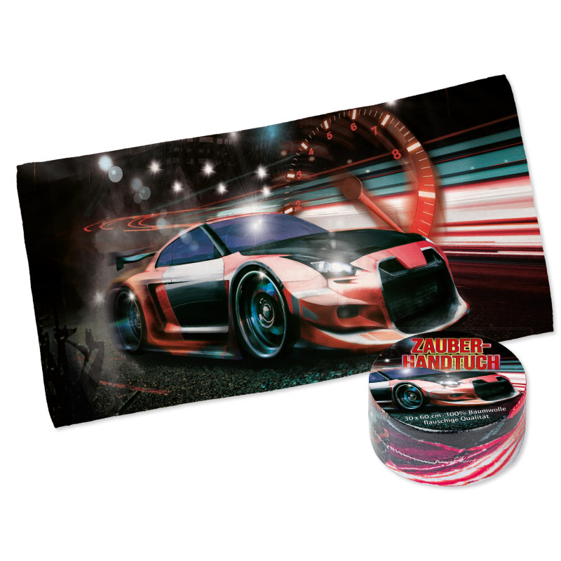 Ein roter Sportwagen mit leuchtenden Lichtern steht auf einem Handtuch neben einem eingerollten Zauber-Handtuch.