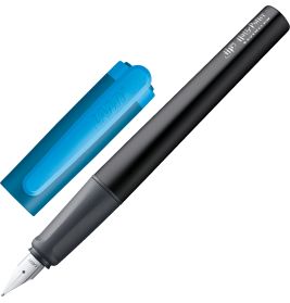 Schwarzer Füller mit blauem Deckel daneben auf weißem Hintergrund.