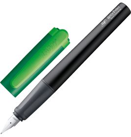 Schwarzer Füller mit Feder und abgesetzter grüner Kappe, die mit LAMY beschriftet ist.