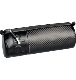 Schwarzes, zylindrisches Etui mit Carbonmuster, weißen Nähten und weißem Reißverschluss-Zieher.