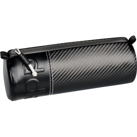 Schwarzes, zylindrisches Etui mit Carbonmuster, weißen Nähten und weißem Reißverschluss-Zieher.