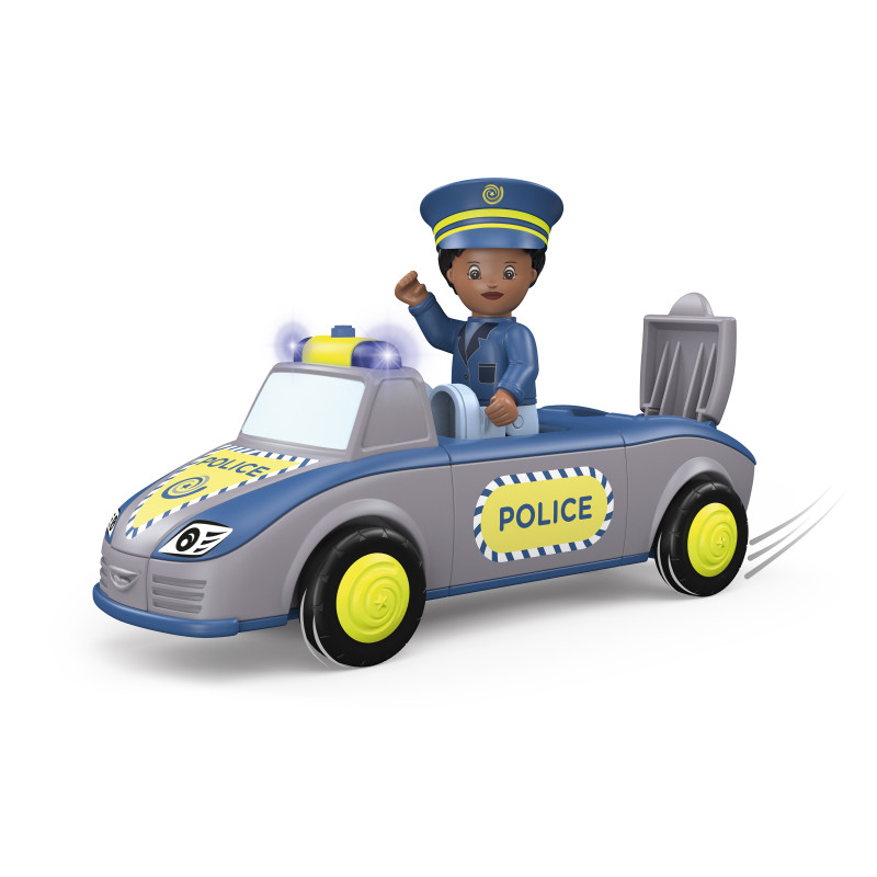 Spielzeug-Polizist in blauer Uniform fährt ein grau-gelbes Polizeiauto mit blinkenden Lichtern. Spielzeug-Polizist in blauer Uniform fährt ein grau-gelbes Polizeiauto mit blinkenden Lichtern.