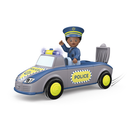 Spielzeug-Polizist in blauer Uniform fährt ein grau-gelbes Polizeiauto mit blinkenden Lichtern.