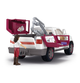 Mobile Tieraerztin mit Anhänger