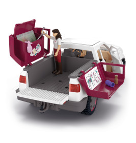 Mobile Tieraerztin mit Anhänger
