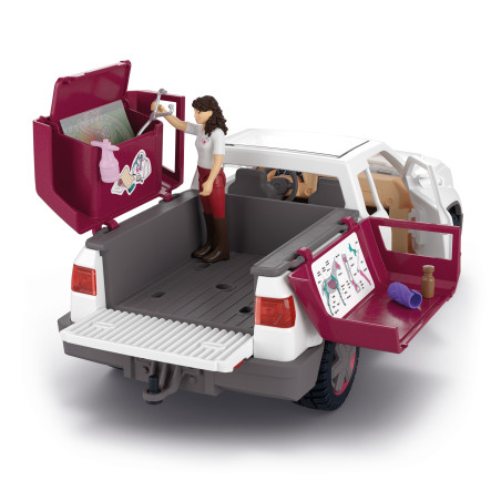 Mobile Tieraerztin mit Anhänger