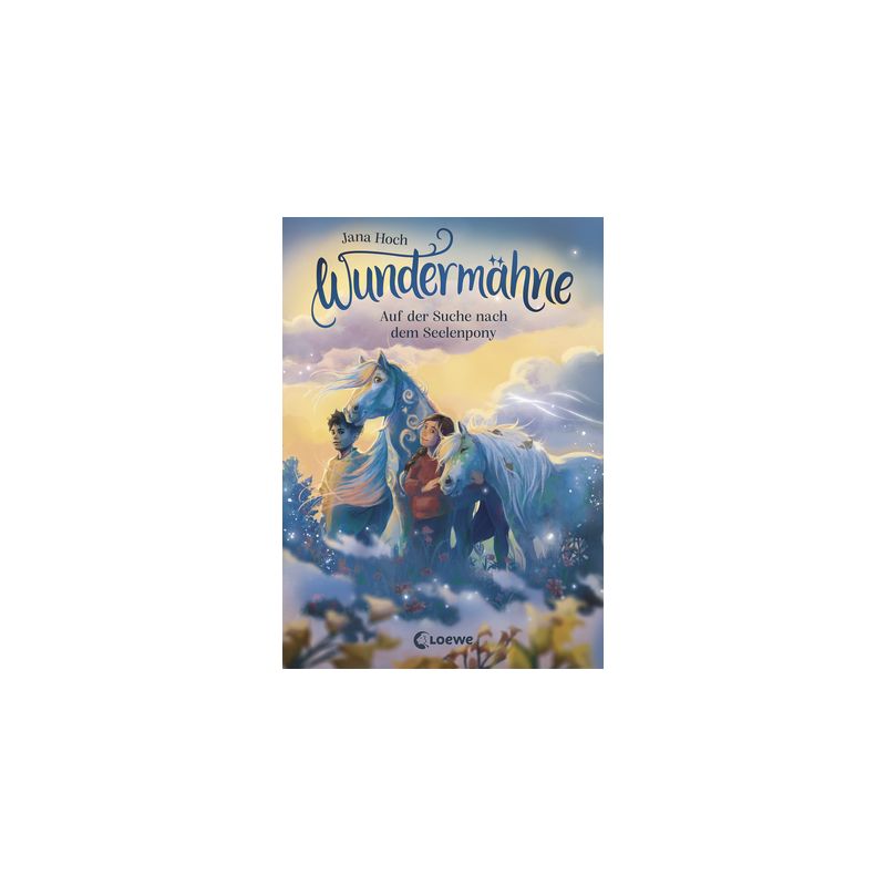 Buchcover von Wundermähne: Ein Mädchen umarmt zwei blau-weiße Pferde in verschneiter, verträumter Landschaft.