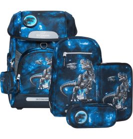 Vier blaue Schulranzen und Taschen mit Roboter-Dino- und Raumschiff-Design vor Weltraum-Hintergrund.