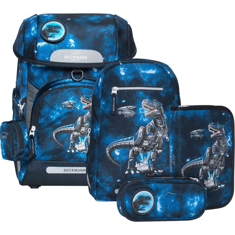 Vier blaue Schulranzen und Taschen mit Roboter-Dino- und Raumschiff-Design vor Weltraum-Hintergrund.
