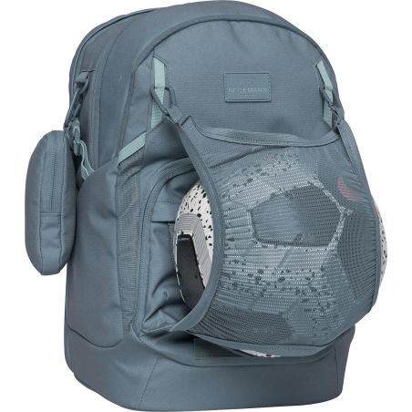 Blauer Rucksack mit Netzfronttasche, darin ein schwarz-weißer Fußball und eine kleine angehängte Tasche.