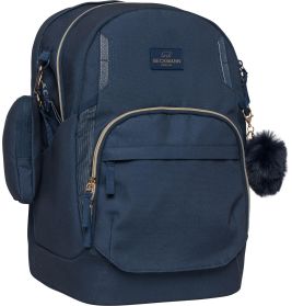Dunkelblauer Rucksack mit mehreren Taschen, rundem Beutel und flauschigem Schlüsselanhänger am Reißverschluss.