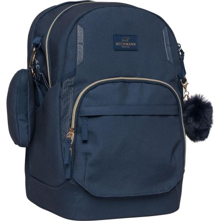 Dunkelblauer Rucksack mit mehreren Taschen, rundem Beutel und flauschigem Schlüsselanhänger am Reißverschluss.