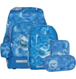 Blaues Schulranzen-Set mit Delfinmotiv, bestehend aus Ranzen, kleiner Tasche, Federmäppchen und Geldbörse.
