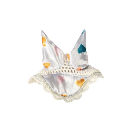 Kleine Deko aus Häkel- und Satinmaterial mit Herzmuster und zwei spitzen, ohrähnlichen Formen.