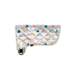 Gesteppte weiße Haustierjacke mit bunten Herzen und schwarzem Schnallenriemen.