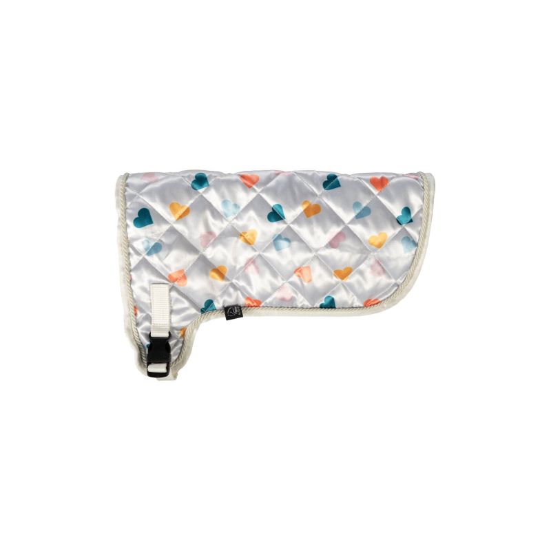 Gesteppte weiße Haustierjacke mit bunten Herzen und schwarzem Schnallenriemen.