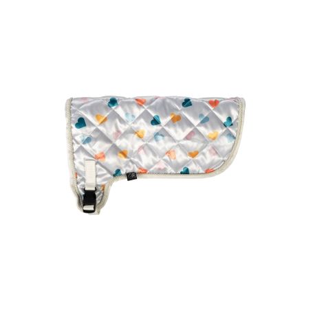 Gesteppte weiße Haustierjacke mit bunten Herzen und schwarzem Schnallenriemen.