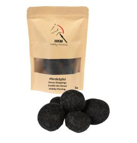 Eine Packung mit der Aufschrift Pferdemist und fünf schwarzen Filzbällen davor.