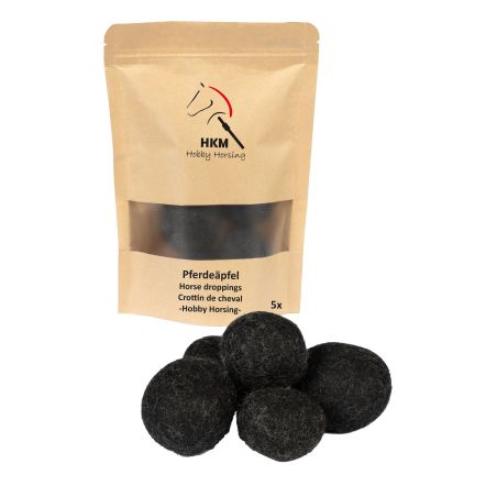 Eine Packung mit der Aufschrift Pferdemist und fünf schwarzen Filzbällen davor.