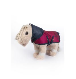 Ein Plüschpferd mit rot-schwarzer Decke und Kapuze steht vor weißem Hintergrund.