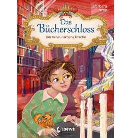 Mädchen mit Brille und Eichhörnchen sitzt bei schmelzenden Kerzen in bunter Bibliothek. Buch: Das Bücherschloss.