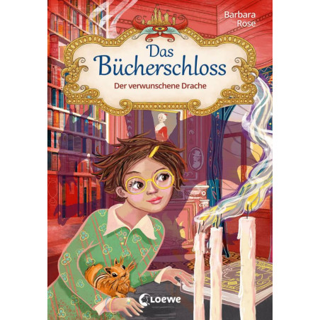 Mädchen mit Brille und Eichhörnchen sitzt bei schmelzenden Kerzen in bunter Bibliothek. Buch: Das Bücherschloss.