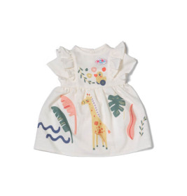 Weißes Babykleid mit buntem Giraffen-, Blätter- und Formenprint auf weißem Hintergrund.