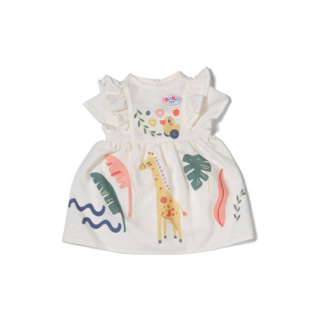 Weißes Babykleid mit buntem Giraffen-, Blätter- und Formenprint auf weißem Hintergrund. Weißes Babykleid mit buntem Giraffen-, Blätter- und Formenprint auf weißem Hintergrund.