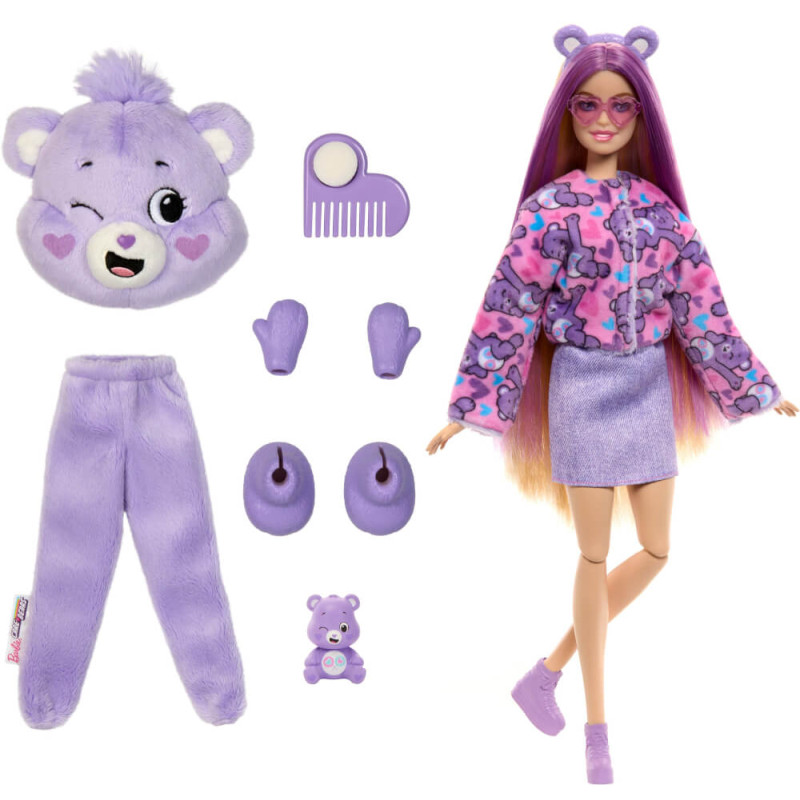 Barbie mit langen lila Haaren, lila Outfit, Bärenmütze, Hausschuhen und Care-Bear-Accessoires.