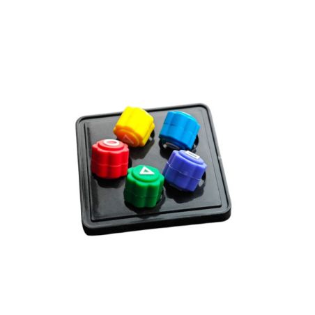 Fünf bunte Kunststoffknöpfe in verschiedenen Formen auf schwarzer quadratischer Basis.