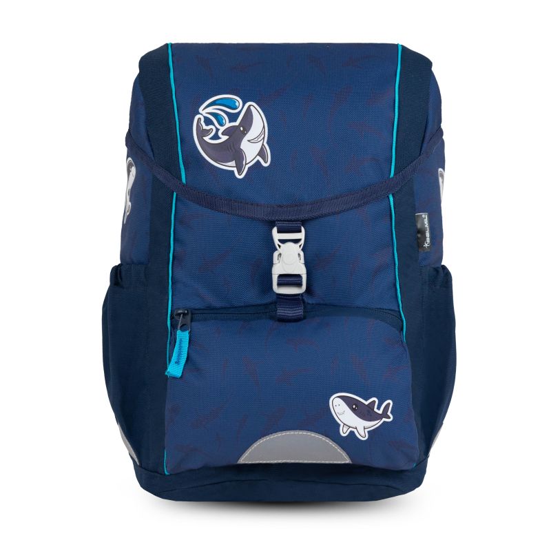 Dunkelblauer Rucksack mit hellblauem Rand, Fronttasche und Aufnähern im Hai-Design. Dunkelblauer Rucksack mit hellblauem Rand, Fronttasche und Aufnähern im Hai-Design.