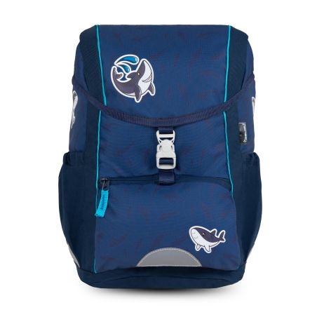 Dunkelblauer Rucksack mit hellblauem Rand, Fronttasche und Aufnähern im Hai-Design.