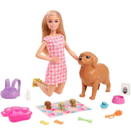 Barbie kniet neben einem braunen Hund, drei Welpen und verschiedenem bunten Haustierzubehör auf dem Boden.