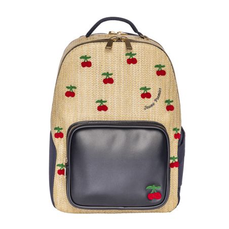 Beiger Rucksack mit kleinen roten Kirschmotiven und schwarzer Fronttasche vor weißem Hintergrund.