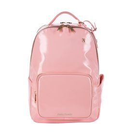 Glänzender pinker Rucksack mit Fronttasche, Seitenfach und goldenen Reißverschlüssen vor weißem Hintergrund.