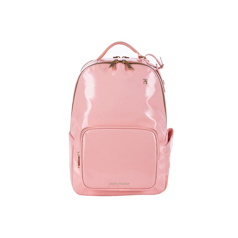 Glänzender pinker Rucksack mit Fronttasche, Seitenfach und goldenen Reißverschlüssen vor weißem Hintergrund. Glänzender pinker Rucksack mit Fronttasche, Seitenfach und goldenen Reißverschlüssen vor weißem Hintergrund.