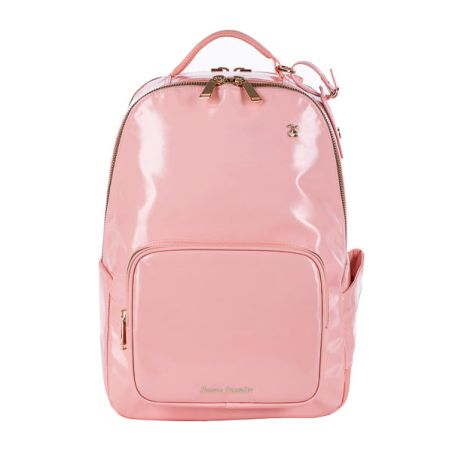 Glänzender pinker Rucksack mit Fronttasche, Seitenfach und goldenen Reißverschlüssen vor weißem Hintergrund.