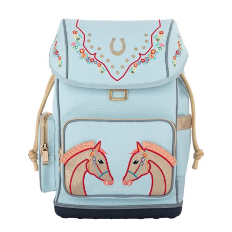 Hellblauer Rucksack mit Pferdestickerei, floralen Details und goldenem Hufeisen auf dem Überschlag.