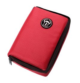 Rotes Etui mit schwarzem B-Logo und Reißverschluss, schräg auf weißem Hintergrund fotografiert.