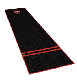 Schwarze und rote Putting-Matte mit Distanzmarkierungen und Logo an einem Ende, aus niedrigem Winkel fotografiert.