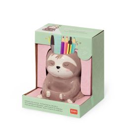 Keramischer Stifthalter in Faultierform in einer pastellgrünen Box, darauf bunte Stifte.