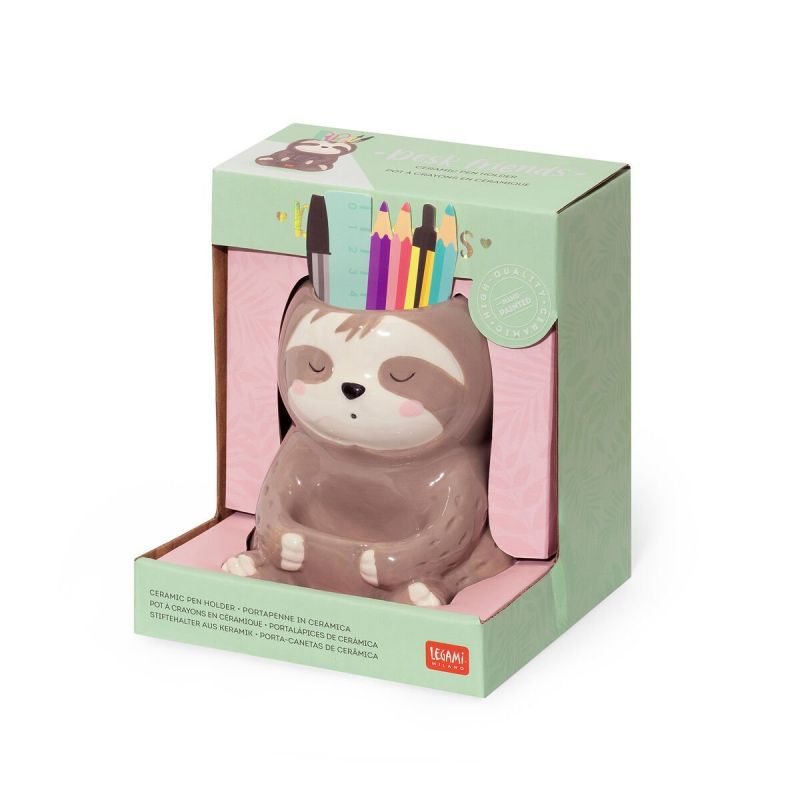 Keramischer Stifthalter in Faultierform in einer pastellgrünen Box, darauf bunte Stifte.